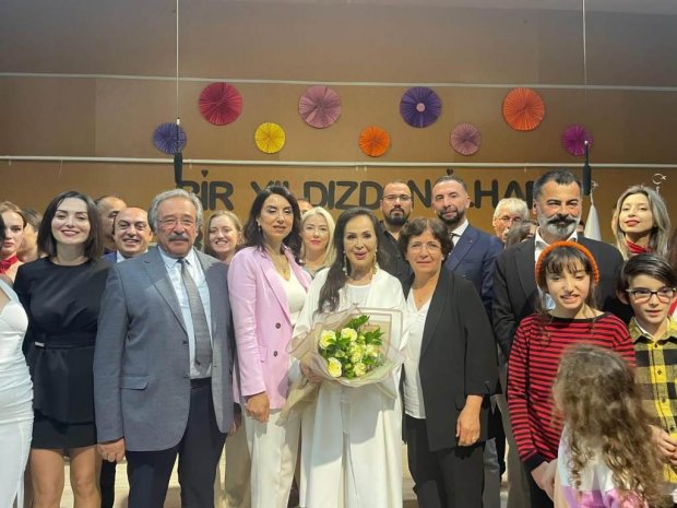 Belediye Başkanımız Sayın Mustafa Kenan Sarıtaş, kıymetli sanatçımız Sayın Türkan Şoray'a Sultan lakabı ile bilindiği için sultanların giydiği gücü temsil eden kaftan formunda Avanos'un geleneksel el sanatlarından Seramik takdim etti.