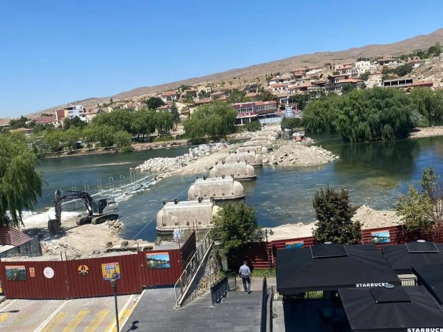 Belediye Başkanımız Köprümüzün mümkün olan en kısa zamanda hizmete açılabilmesi için yetkililerden bilgi alarak çalışmaları yakından takip ediyor.