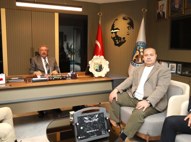 Assuva Uzay ve Havacılık Savunma Sanayi Yönetim Kurulu Başkanı Remzi Başbuğ, termal görüntülü arama cihazı hediye etti.