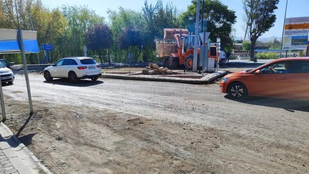 Alaaddin Camii ile Tarihi Taş Köprü'müz arası sıcak asfalt serim çalışmaları öncesi kilit parke söküm çalışmaları tamamlandı.