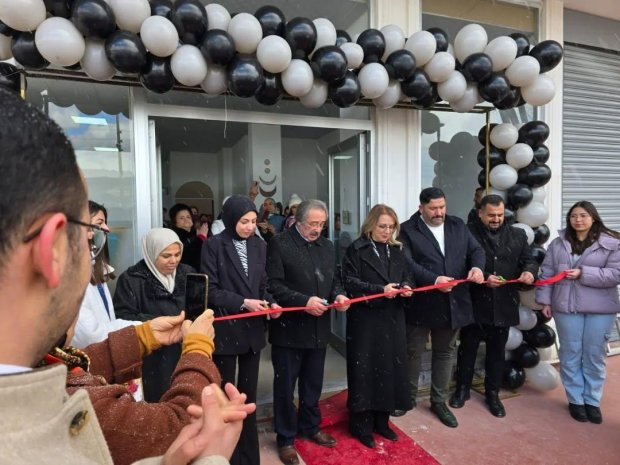 TBMM MHP Grup Başkanvekili ve Nevşehir Milletvekilimiz Sn. Prof. Dr. Filiz Kılıç ile Belediye Başkanımız Sn. Mustafa Kenan Sarıtaş, Diyetisyen Sn. Göksu Güneş'in Beslenme ve Diyet Danışmanlığı Andulayon Terapi Merkezinin açılışını gerçekleştirdi.