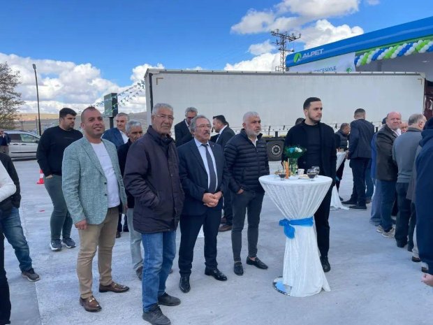 Belediye Başkanımız Mustafa Kenan SARITAŞ, Ankara - Kayseri yolu üzeri Çalış Kasabamızda faaliyete başlayan Azimli Petrol isimli işyerinin açılış törenine katıldı.