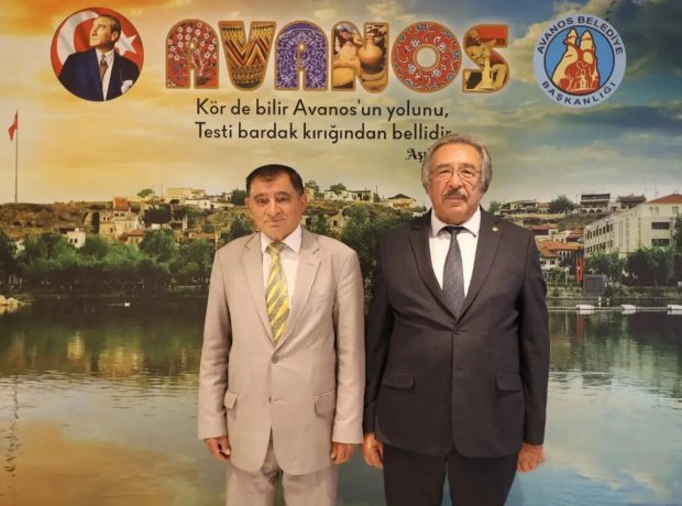 Özlüce Köyü Eski Muhtarı Hasan Gözderesi Belediye Başkanımız Mustafa Kenan Sarıtaş'ı makamında ziyaret ettiler.