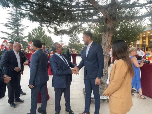 Belediye Başkanımız Mustafa Kenan Sarıtaş MHP Belediye Meclis üyesi Vedat Elma ile birlikte Moldova Nevşehir Fahri Konsolosu Uğurhan Şaşmaz beyin Konsolosluk verilme resepsiyonuna katılım sağladılar.