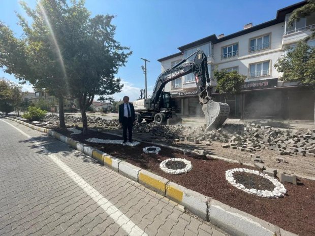 Belediye Başkanımız Mustafa Kenan Sarıtaş Fen İşleri Müdürlüğüne bağlı ekiplerimiz tarafından, Kapadokya caddesinde sıcak asfalt çalışması öncesi zemin hazırlığı ve kilitli parke sökümü çalışmasını yerinde inceledi.
