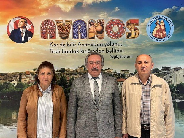Eski Avanos Askerlik Şubesi Başkanı Atullah Altundağ ve eşi Belediye Başkanımız Mustafa Kenan Sarıtaş'ı makamında ziyaret ettiler.