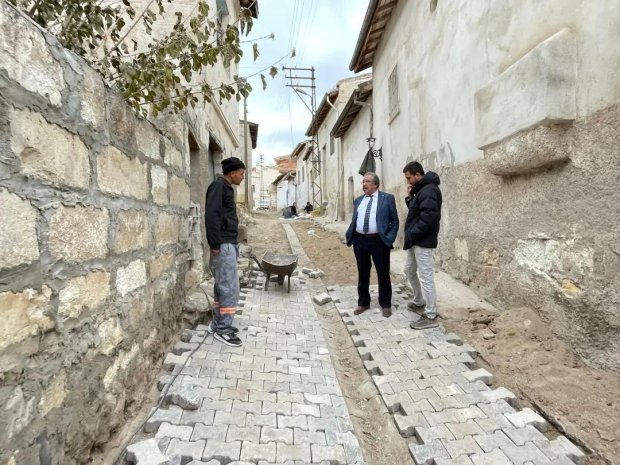 Başkan Sarıtaş Yukarı Mahalle Yeşilbaş Cami sokaktaki deforme olmuş parke taşların değişim ve onarım çalışmalarını yerinde inceledi.