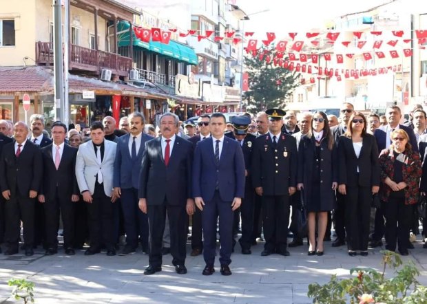 29 Ekim Cumhuriyet Bayramı Dolayısıyla Atatürk Anıtına Çelenk Sunumu Yapıldı