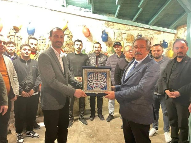 Belediye Başkanımız Mustafa Kenan Sarıtaş, Kapadokya Avanos Spor futbolcuları ve yöneticileri ile moral yemeğinde bir araya geldi.