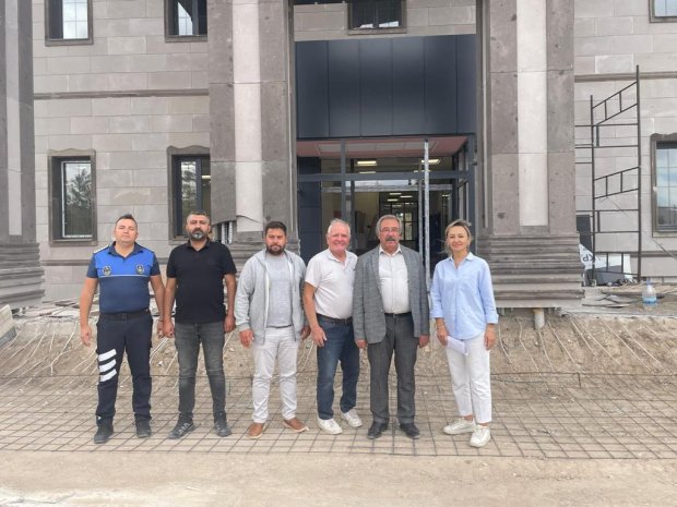 Belediyemiz tarafından Yeni Avanos Hükümet Konağı önündeki caddede yürütülen sıcak asfalt çalışmalarının son gününde, Belediye Başkanımız Sayın Mustafa Kenan Sarıtaş, sahada gösterdikleri yoğun çalışma nedeniyle personele teşekkür mahiyetinde yemek ikramı