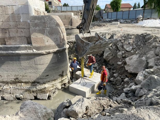 Belediye Başkanımız Tarihi Taş Köprü’müzde devam eden restorasyon çalışmalarını yerinde inceldi.
