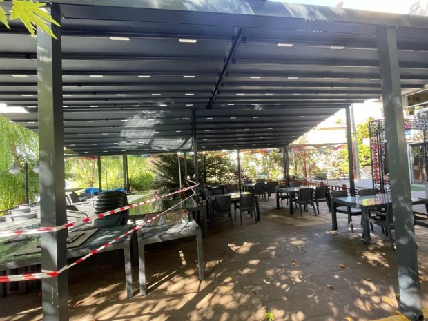 Belediyemiz Sosyal Tesislerinde, vatandaşlarımızın açık alanda daha konforlu, rahat ve estetik bir ortamda vakit geçirebilmeleri için pergola tente kapama çalışmaları sürdürülmektedir.
