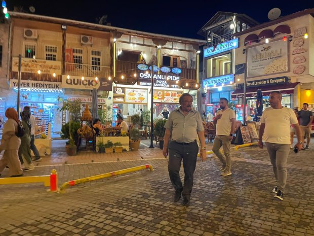 Belediye Başkanımız Sayın Mustafa Kenan Sarıtaş, Sayın İlker Tuncay Fırat ile birlikte, çarşı bölgesinin estetik bütünlüğüyle uyumlu şekilde projelendirilen yeni aydınlatma sistemlerini yerinde inceledi.