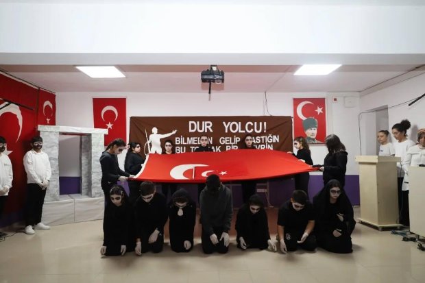 18 Mart Şehitleri Anma Günü ve Çanakkale Deniz Zaferi’nin 110.Yıl Dönümü münasebetiyle Avanos Mehmet Akif Ersoy Ortaokulu’nda anma programı düzenlendi.