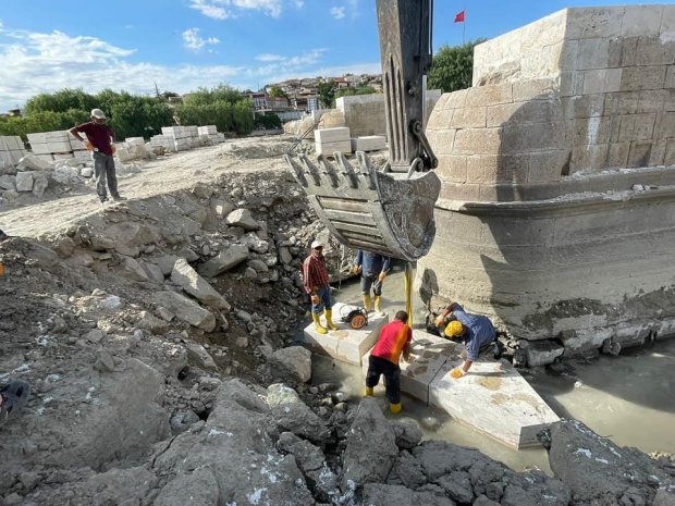 Belediye Başkanımız Tarihi Taş Köprü’müzde devam eden restorasyon çalışmalarını yerinde inceldi.