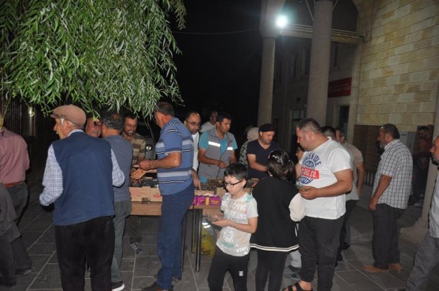 Belediyemiz tarafından Mevlit Kandili dolasıyla vatandaşlarımıza helva ikramında bulunuldu.
