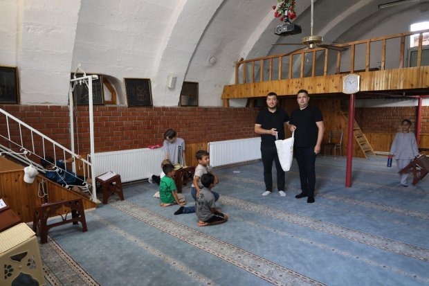 BELEDİYE BAŞKANIMIZDAN KUR'AN KURSU VE MÜZİK KURSU ÖĞRENCİLERİNE HEDİYE SÜRPRİZİ