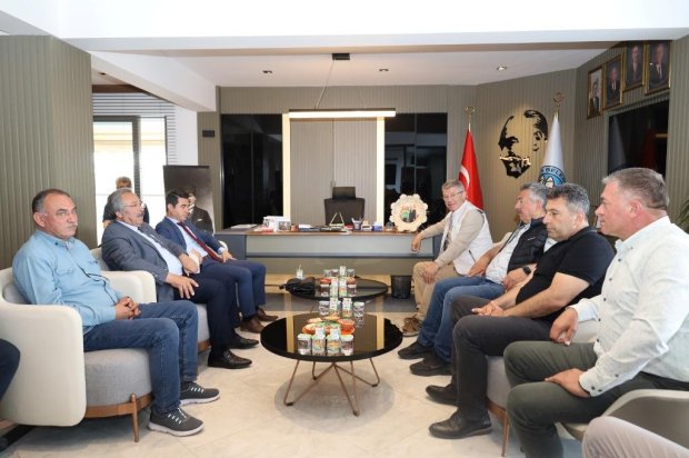 Kayseri Pancar Ekicileri Kooperatifi Yönetim Kurulu Başkanı Sayın Hüseyin Akay, Kayseri Şeker Fabrikası Yönetim Kurulu Başkanı Sayın Hurşit Dede ve beraberindeki yönetim kurulu üyeleri, Belediye Başkanımız Sayın Mustafa Kenan Sarıtaş’ı makamında ziyaret e