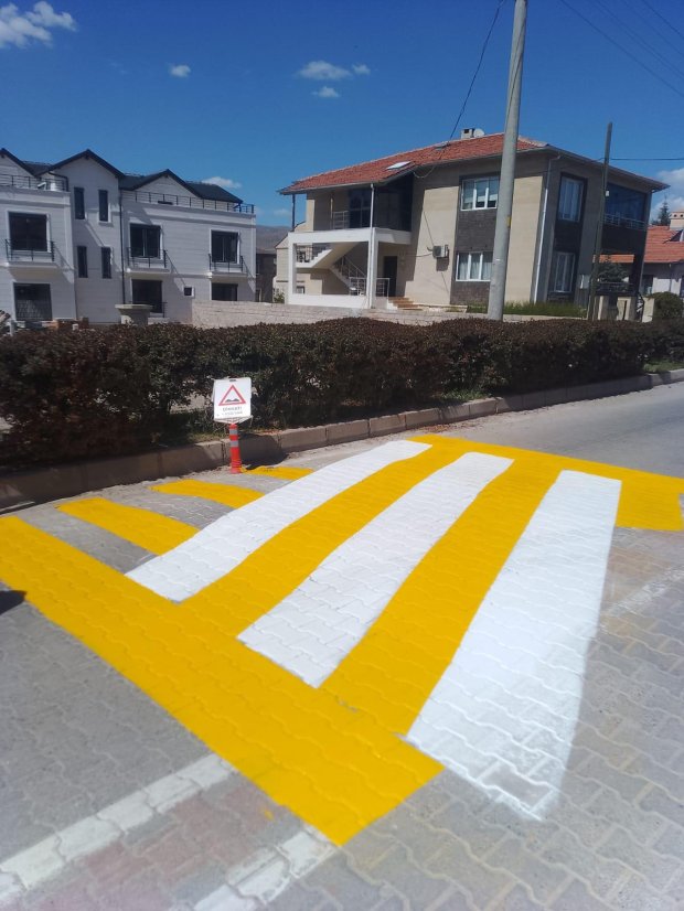Yaya ve araç güvenliği amacıyla rampa önlerinde yol boyama çalışmaları yapılıyor.