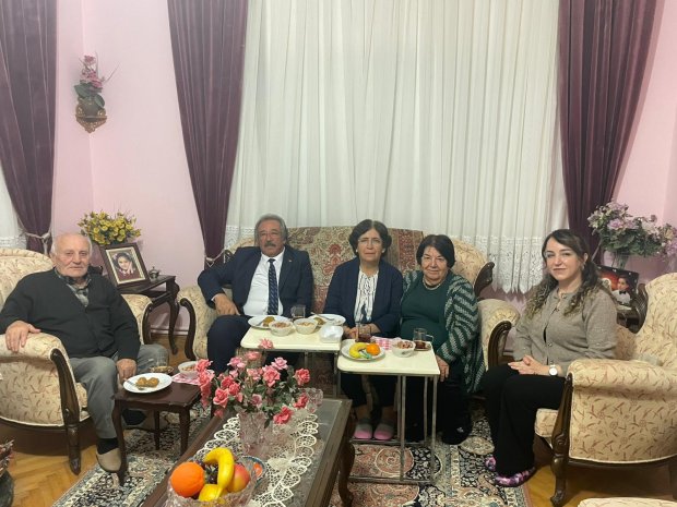 Belediye Başkanımız Sayın Mustafa Kenan Sarıtaş, kıymetli eşi Sayın Cahide Sarıtaş Hanımefendi ile birlikte 24 Kasım Öğretmenler Günü dolayısıyla ilçemizin eğitim hayatına yıllarca emek vermiş, emekli öğretmenlerimizi ziyaret etti.