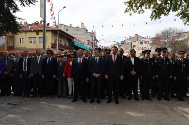 Belediye Başkanımız Sayın Mustafa Kenan Sarıtaş, Cumhuriyetimizin 102. yılı kutlamaları kapsamında düzenlenen törende, Cumhuriyet Meydanı’nda bulunan Atatürk Anıtı’na çelenk sundu.