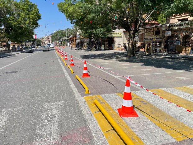 Belediyemiz tarafından çarşı meydanında hayata geçirilen "Araç Park Yoğunluğunu Azaltma ve Yayalaştırma" çalışmaları kapsamında hayata geçirilen duba çalışmaları esnaf ve vatandaşlarımızdan tam not aldı.