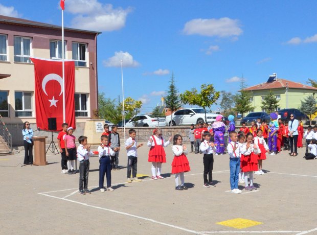 MHP Grup Başkanvekili ve Nevşehir Milletvekilimiz Prof. Dr. Filiz Kılıç, Avanos Kaymakamı Osman Bilici ve Belediye Başkanımız Mustafa Kenan Sarıtaş Ayhanlar İlkokulu tarafından hazırlanan 2024-2025 Eğitim - Öğretim Yılı Okul heyecanı kutlama programı ve A