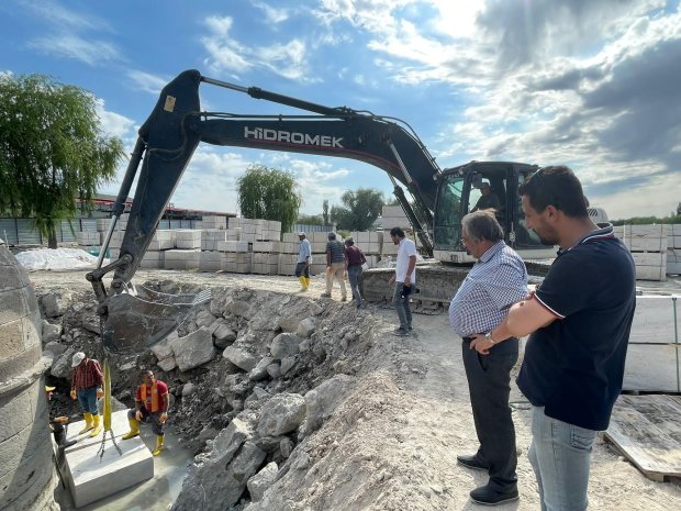 Belediye Başkanımız Tarihi Taş Köprü’müzde devam eden restorasyon çalışmalarını yerinde inceldi.