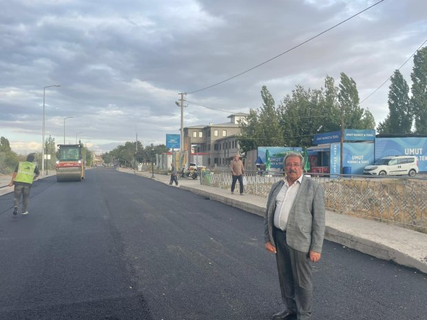 Belediye Başkanımız Sayın Mustafa Kenan Sarıtaş, Yeni Avanos Hükümet Konağı önündeki caddede yürütülen asfalt serim çalışmalarının son aşamalarını sahada bizzat takip etti.