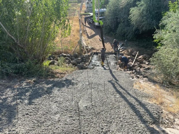 Çevre Yolu Köprüsü ile Karaseki Mahallesi kavşağı arasında yer alan güzergâhta, yolun her iki cephesinde yürütülen kaldırım ve bordür çalışmaları tamamlandı.