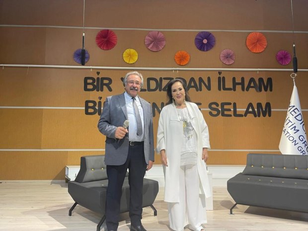 Belediye Başkanımız Sayın Mustafa Kenan Sarıtaş, kıymetli sanatçımız Sayın Türkan Şoray'a Sultan lakabı ile bilindiği için sultanların giydiği gücü temsil eden kaftan formunda Avanos'un geleneksel el sanatlarından Seramik takdim etti.