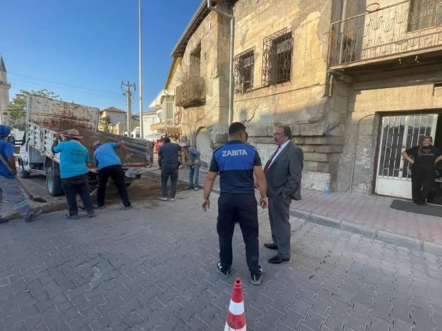 Belediye Başkanımız Mustafa Kenan Sarıtaş sıcak asfalt yol çalışmasının devamı olarak Alaaddin Cami ile Taş Köprü arası kilitli parke yol söküm çalışmasını yerinde inceledi.