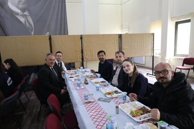 BELEDİYEMİZ PERSONELİ ÖĞLE YEMEĞİNDE BİR ARAYA GELDİ