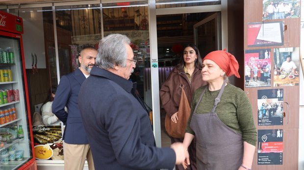 BELEDİYE BAŞKANIMIZ ÇARŞI MERKEZİNDE VATANDAŞLARIMIZIN BAYRAMLARINI KUTLADI
