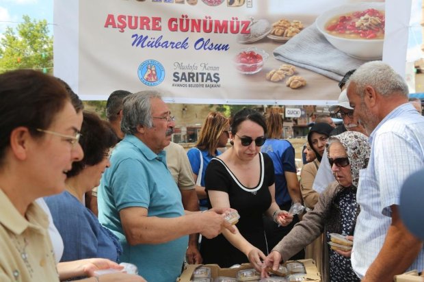 Belediye Başkanımız Sayın Mustafa Kenan Sarıtaş, Muharrem Ayı’nın manevi iklimi dolayısıyla Avanos Çarşı Meydanı’nda vatandaşlarımıza aşure ikramında bulundu.