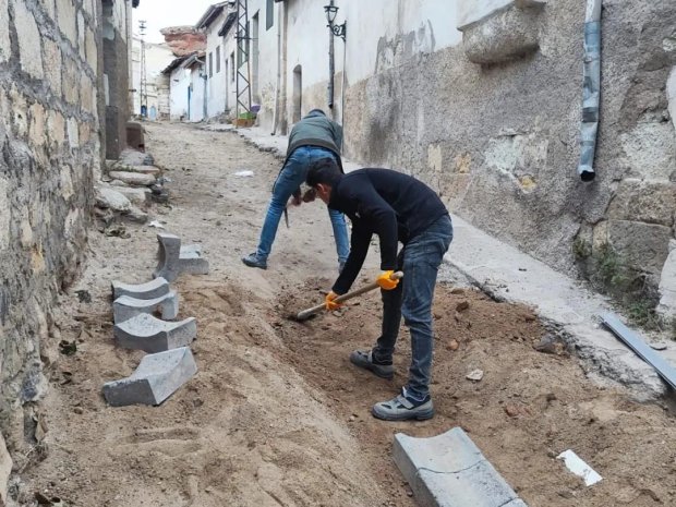 Başkan Sarıtaş Yukarı Mahalle Yeşilbaş Cami sokaktaki deforme olmuş parke taşların değişim ve onarım çalışmalarını yerinde inceledi.
