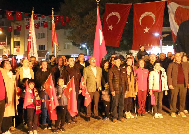 Cumhuriyet coşkusu meydanda yakılan sin sin ateşi ve çalınan marşlarla doyasıya kutlandı.