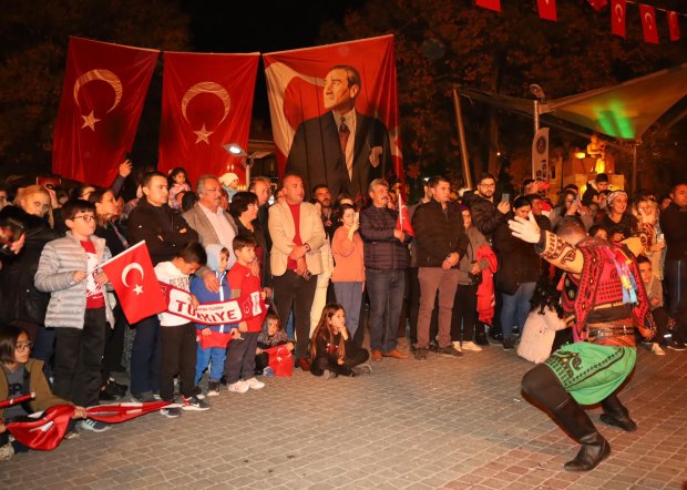 Cumhuriyet coşkusu meydanda yakılan sin sin ateşi ve çalınan marşlarla doyasıya kutlandı.