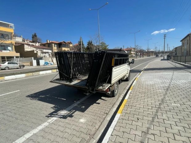 Belediye Başkanımız Sn. Mustafa Kenan Sarıtaş, İnönü caddesi ilerisinden başlayarak Ahmet Ergün İlköğretim Okuluna kadar olan alanda belediyemiz tarafından yaptırılan korkulukların montaj çalışmalarını inceledi.