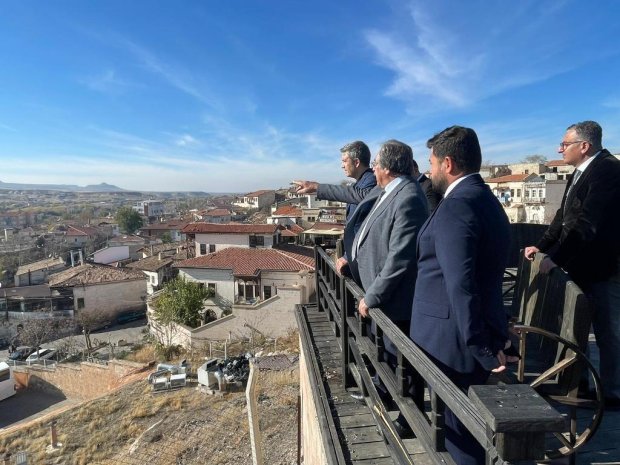 Kapadokya Alan Başkanımız Sayın Cem Aslanbay, Teknik Başkan Yardımcısı Sayın Lütfü Bilgin ve İdari Başkan Yardımcısı Sayın Dr. Hasan Şanlı, Belediye Başkanımız Sayın Mustafa Kenan Sarıtaş’a ziyarette bulundu.