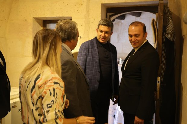 Kapadokya Alan Başkanımız Sayın Cem Aslanbay, Teknik Başkan Yardımcısı Sayın Lütfü Bilgin ve İdari Başkan Yardımcısı Sayın Dr. Hasan Şanlı, Belediye Başkanımız Sayın Mustafa Kenan Sarıtaş’a ziyarette bulundu.