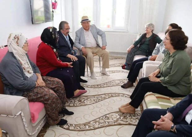 Başkanımız Anneler Günü Münasebetiyle Fedakar Annelerimizi Evlerinde Ziyaret Etti