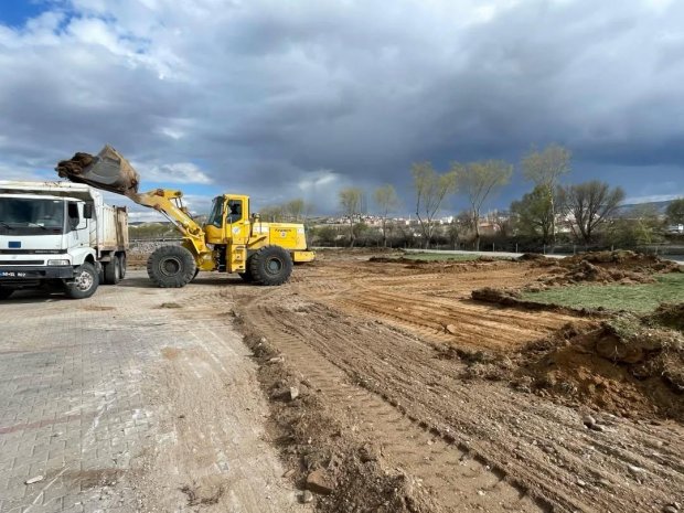 Kızılırmak kenarında, Karşıbağ girişinde atıl durumda bulunan boş arazi, taş döşenerek halkımızın hizmetine otopark olarak sunulmak üzere düzenleme çalışmaları başlatıldı.