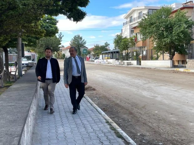 Belediye Başkanımız Mustafa Kenan Sarıtaş Belediye ekiplerimiz tarafından, ilçemiz Kapadokya ve Zelve caddesinde sıcak asfalt çalışması öncesi zemin hazırlığı ve kaldırım tamiratı çalışmasını yerinde inceledi.