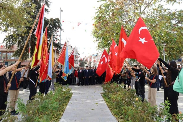 Belediye Başkanımız Sayın Mustafa Kenan Sarıtaş, Cumhuriyetimizin 102. yılı kutlamaları kapsamında düzenlenen törende, Cumhuriyet Meydanı’nda bulunan Atatürk Anıtı’na çelenk sundu.