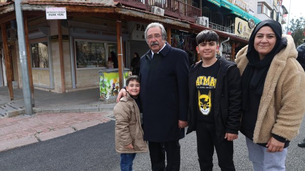 BELEDİYE BAŞKANIMIZ ÇARŞI MERKEZİNDE VATANDAŞLARIMIZIN BAYRAMLARINI KUTLADI