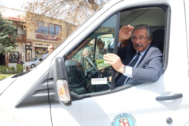 5 adet yeni damperli pikap, 1 adet kamyon, 1 adet yeni silindir ve 3 adet yeni çim biçme aracı
