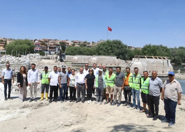 Nevşehir Milletvekilimiz Sn. Prof. Dr. Filiz Kılıç ile birlikte restorasyon çalışmaları devam eden Tarihi Taş Köprü’müzün çalışmalarını yerinde inceledik.