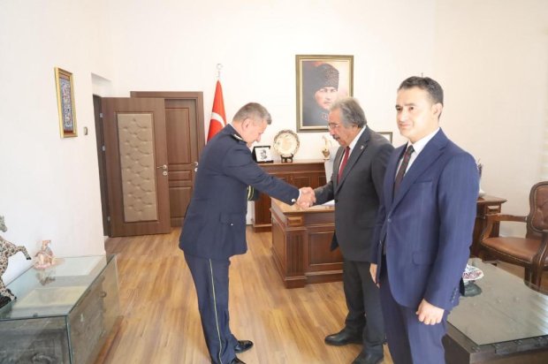 30 Ağustos Zafer Bayramı kutlama töreninin ardından, Avanos Kaymakamlık makamında tebriklerin kabulü gerçekleştirildi.