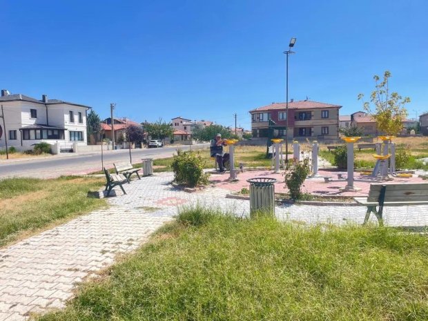 Belediye Başkanımız Mustafa Kenan Sarıtaş ,belediye personellerinin çocuk parklarında gerçekleştirdikleri çalışmaları yerinde inceleyip çalışmalar hakkında bilgiler aldı.